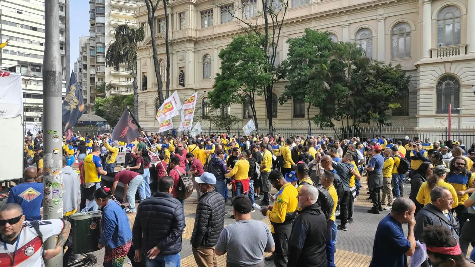 Diretoria do SintectSantos com faixa do sindicato durante o ato unificado dos sindicatos de São Paulo