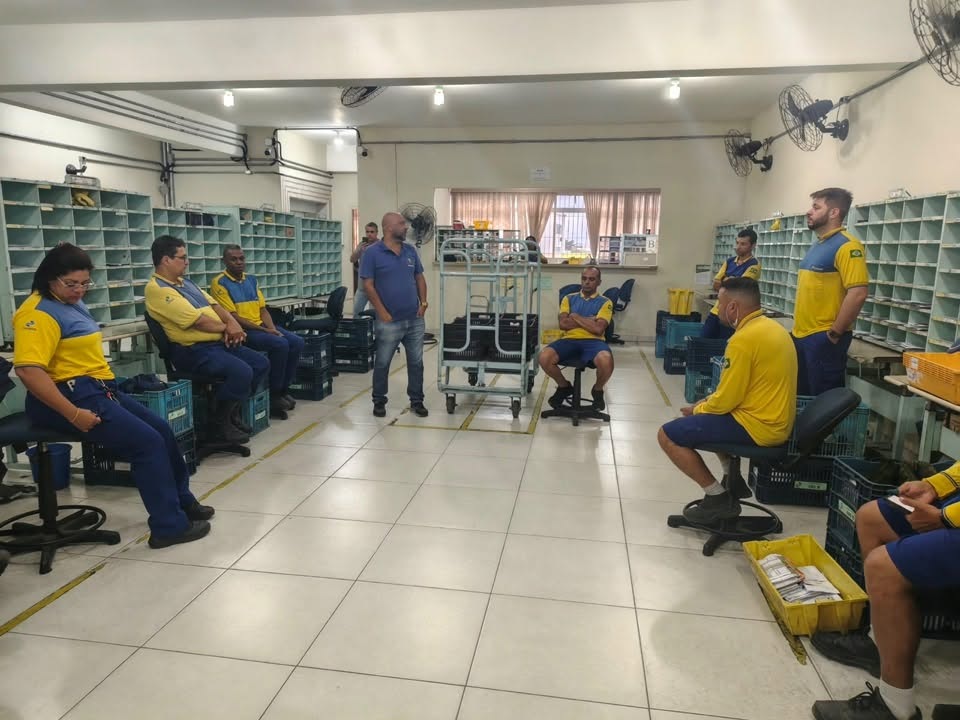 Trabalhadores acompanhando as informações sobre o ACT 2026/2027 durante a visita da diretoria