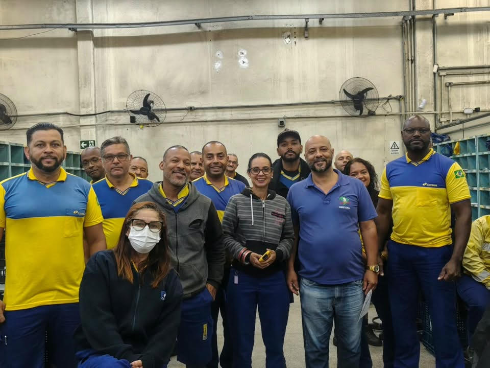 Diretoria ouvindo as demandas dos trabalhadores durante a visita à unidade
