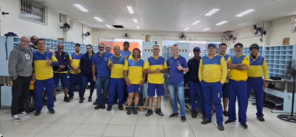 Trabalhadores acompanhando a visita da diretoria do SINTECT-Santos