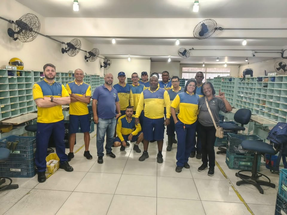 Reunião da diretoria com os trabalhadores durante a visita à unidade
