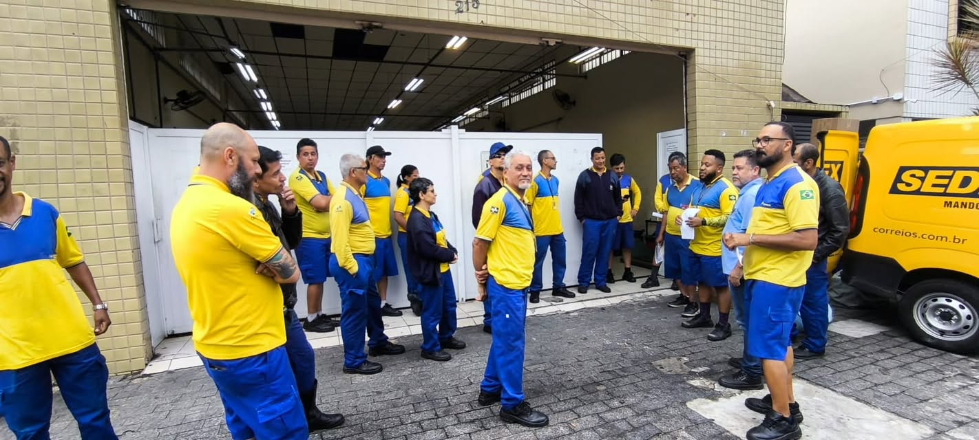 Diretoria do SINTECT-Santos reunida com os trabalhadores durante a Campanha Salarial 2026