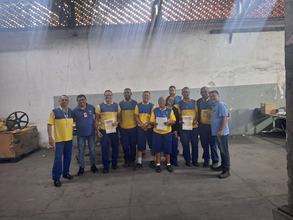 Trabalhadores acompanhando as informações sobre o ACT 2026/2027 durante a visita da diretoria