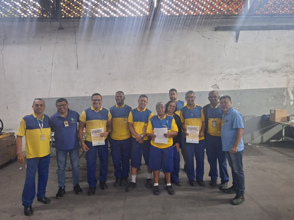 Diretoria ouvindo as demandas dos trabalhadores durante a visita à unidade