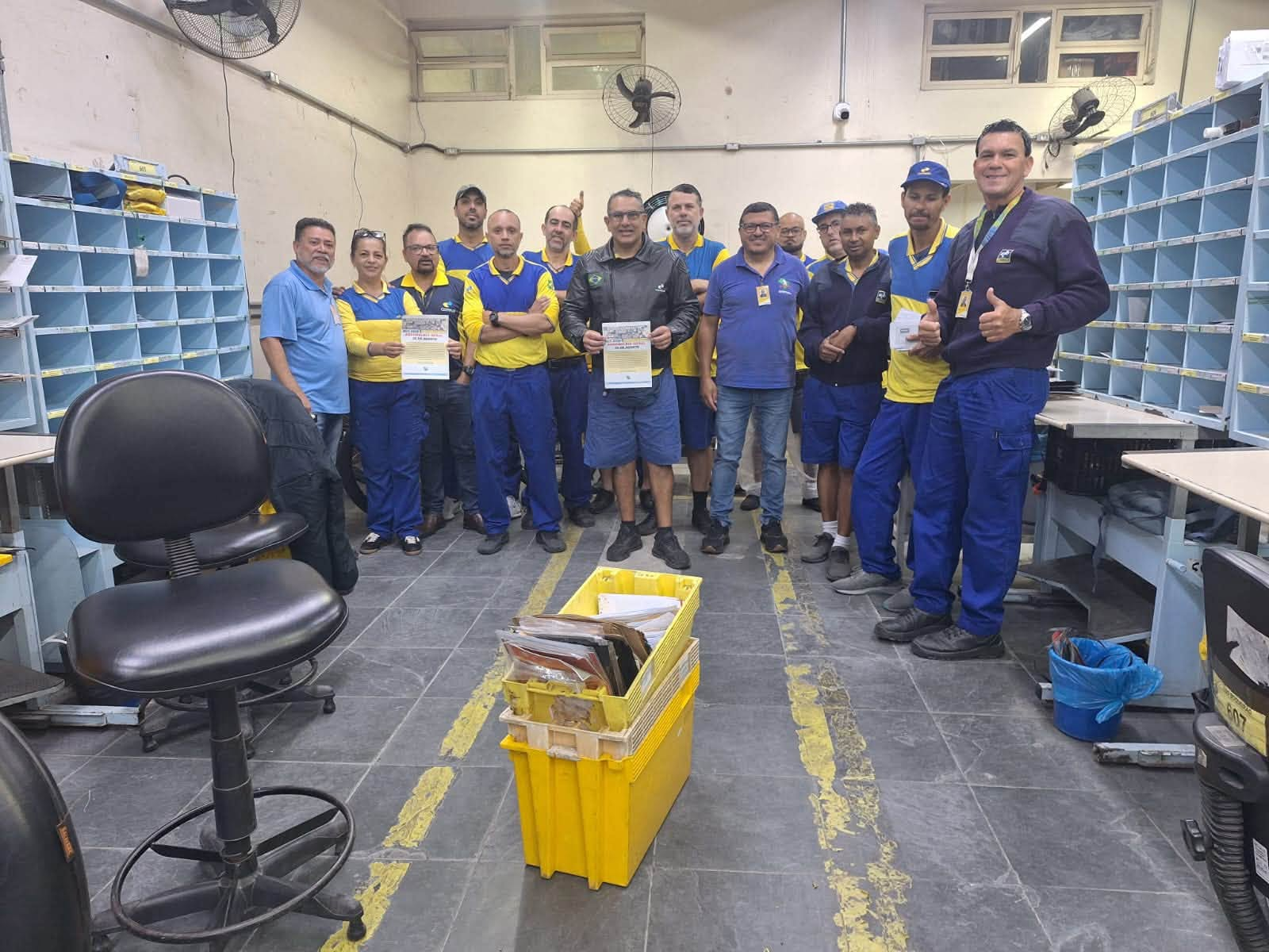 Trabalhadores da unidade durante a visita da diretoria do Sindicato