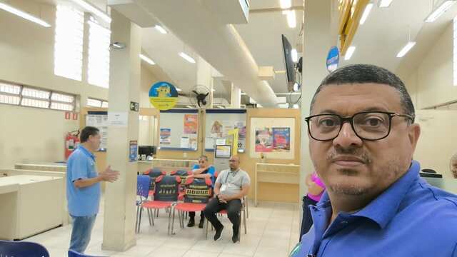 Diretor do SINTECT-Santos conversando com trabalhadores em agência dos Correios