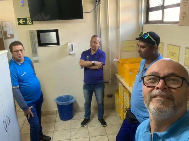 Diretoria ouvindo as demandas dos trabalhadores em uma unidade