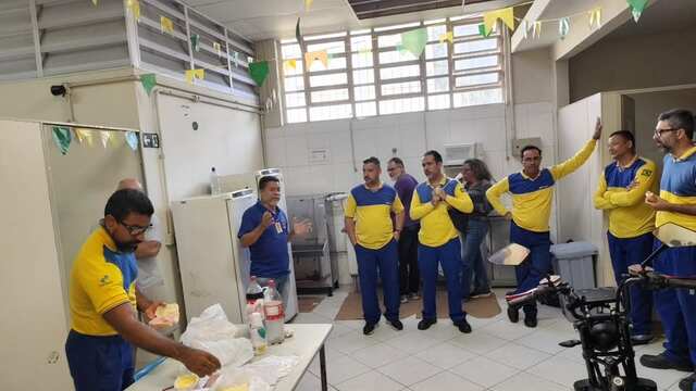 Trabalhadores acompanhando as informações sobre o ACT 2026/2027