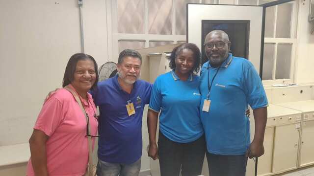 Diretoria reunida com trabalhadores em sala de uma unidade dos Correios