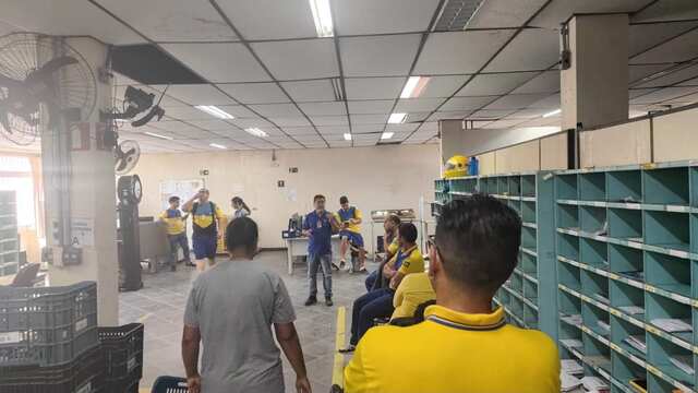 Trabalhadores de uma unidade durante a visita da diretoria do Sindicato