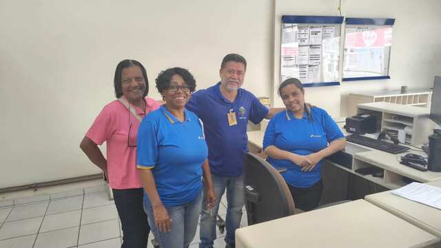 Diretoria conversando com carteiros no galpão de uma unidade
