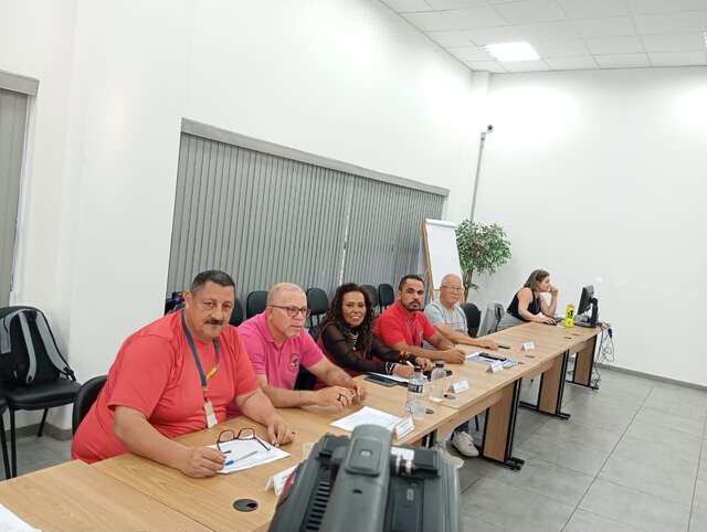 Diretor do Sindicato falando com os trabalhadores de uma unidade