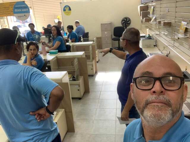 Trabalhadores reunidos para ouvir as informações da campanha salarial