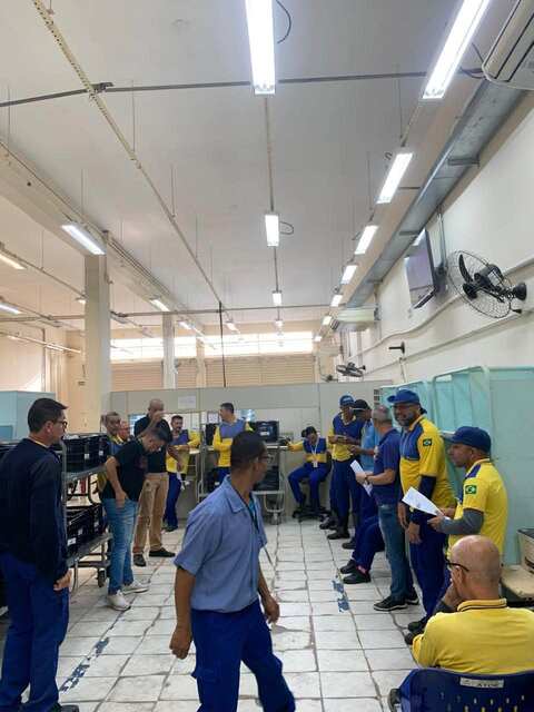 Diretoria com trabalhadores no setor de expedição de uma unidade