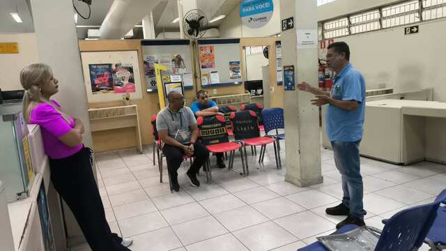 Diretoria em conversa com trabalhadores na copa de uma unidade