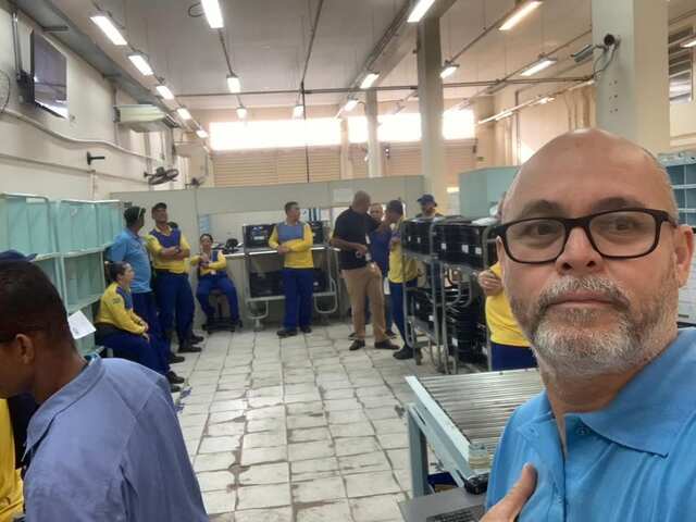 Trabalhadores acompanhando a visita da diretoria em uma unidade