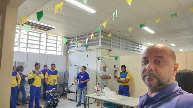 Diretoria reunida com trabalhadores de uma agência dos Correios