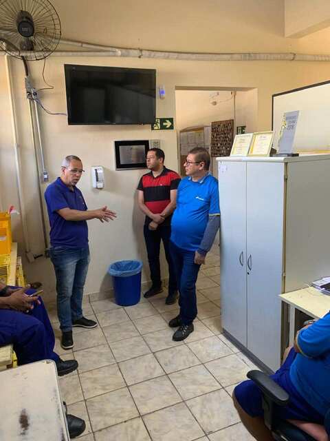 Diretor do Sindicato orientando trabalhadores sobre os processos em andamento