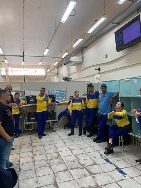 Trabalhadores reunidos junto aos carrinhos de triagem durante a visita