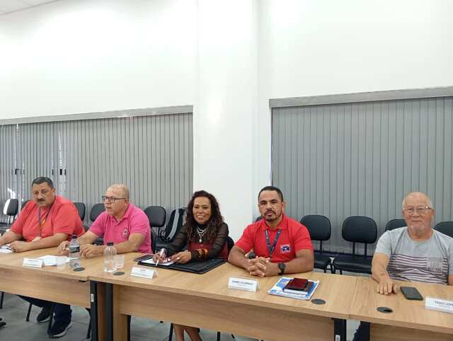 Diretoria do SINTECT-Santos na mesa de negociação em Brasília