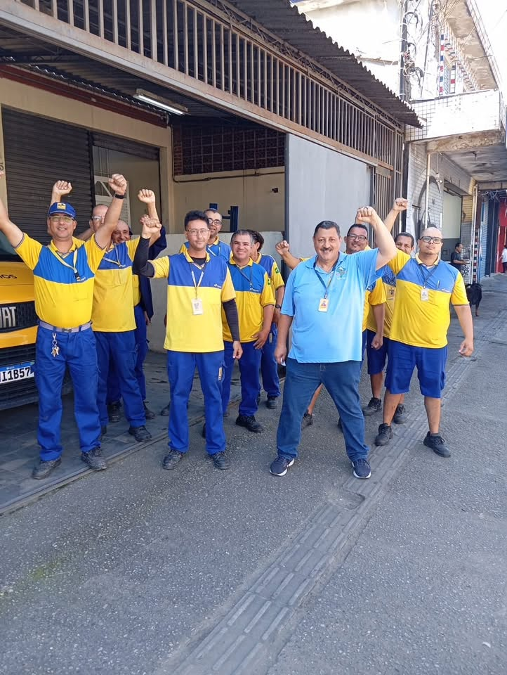Trabalhadores acompanhando as informações sobre o ACT 2026/2027 durante a visita da diretoria