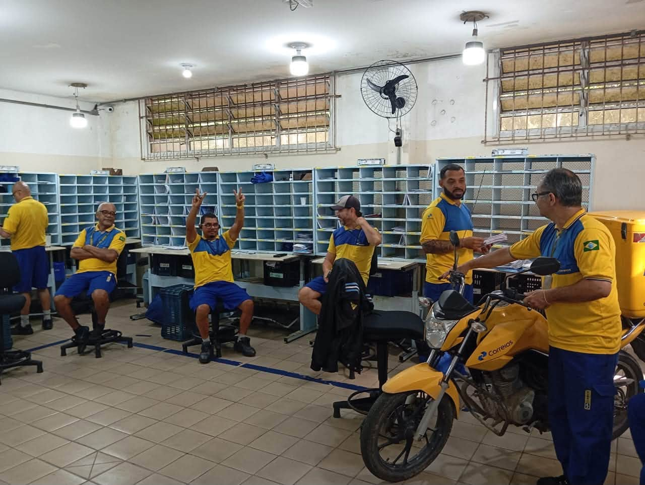 Diretoria do Sindicato conversando com os trabalhadores da unidade do Guarujá