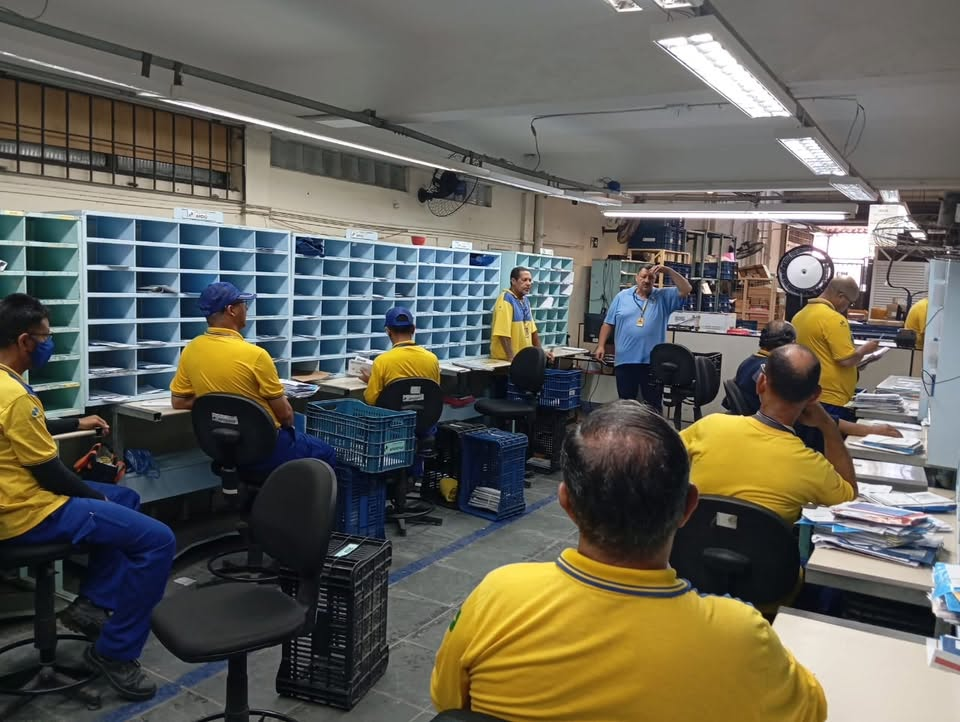 Diretoria ouvindo as demandas dos trabalhadores durante a visita à unidade