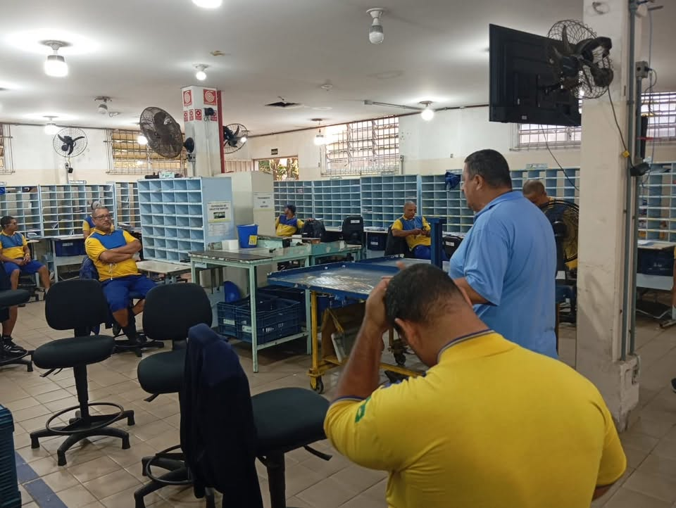 Trabalhadores da unidade durante a visita da diretoria do Sindicato