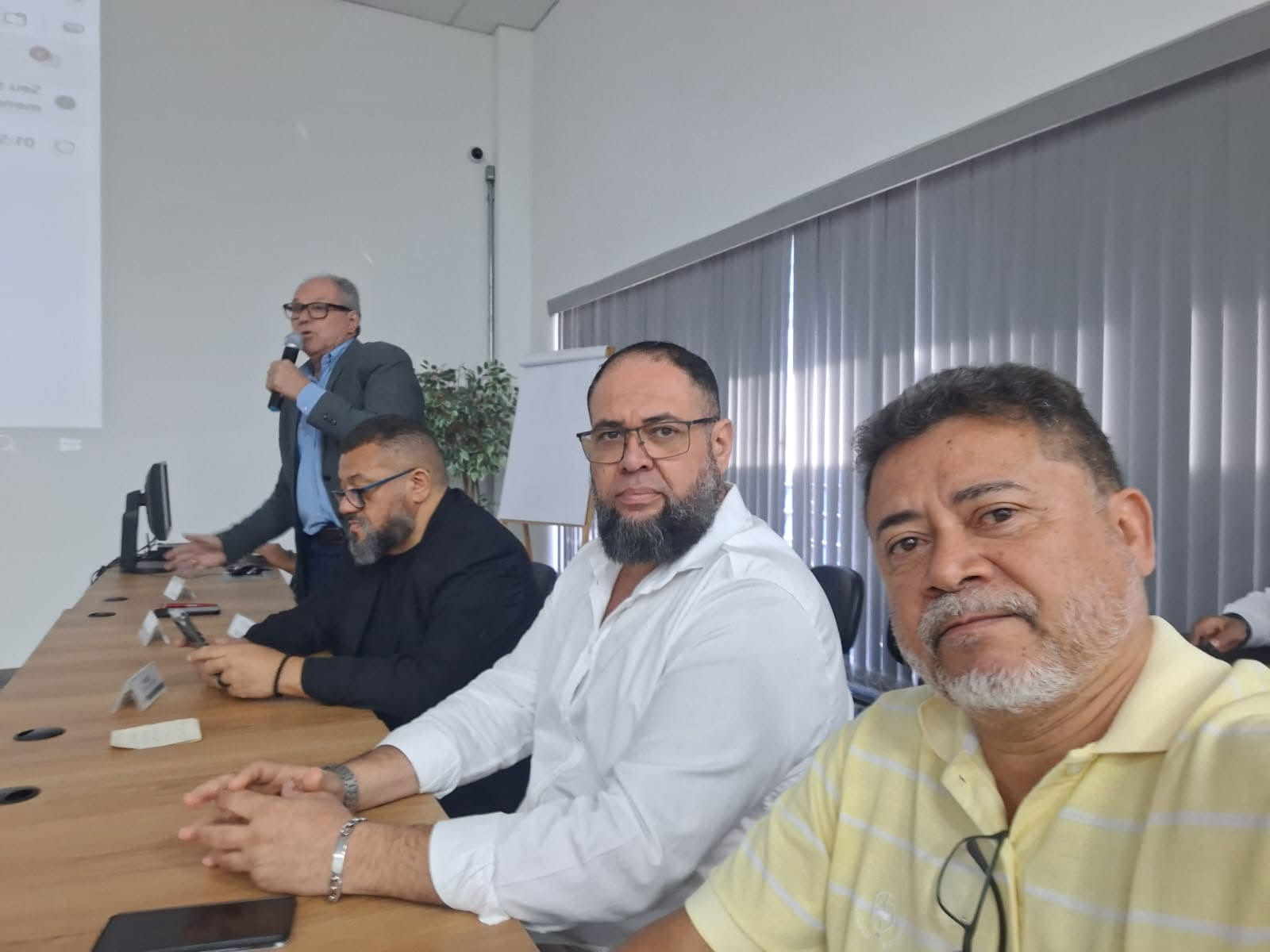 Diretoria e trabalhadores durante a reunião sobre os processos em andamento