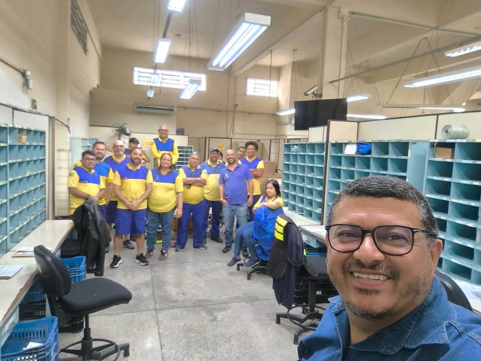 Trabalhadores acompanhando as informações sobre o ACT 2026/2027 durante a visita da diretoria