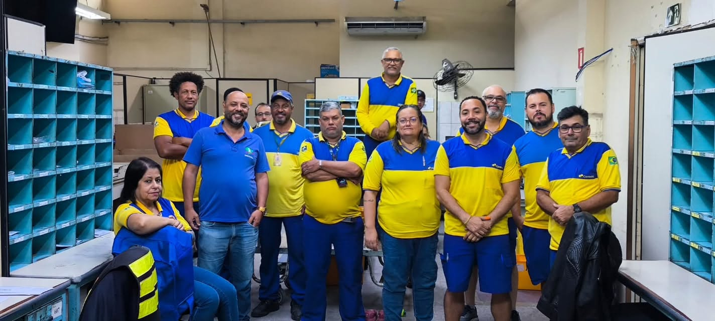 Diretoria do Sindicato conversando com os trabalhadores da unidade do Cubatão