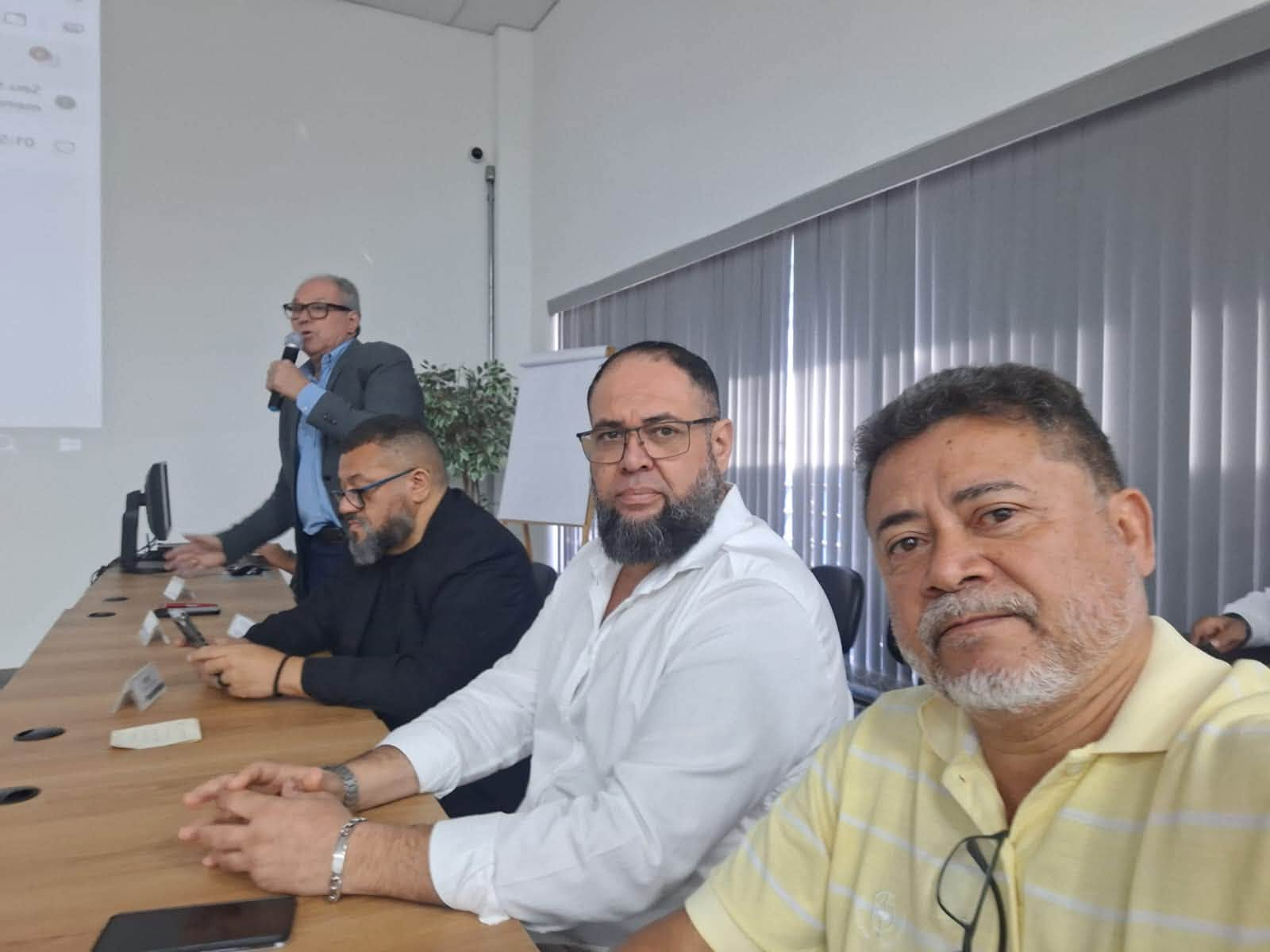 Diretoria ouvindo as demandas dos trabalhadores durante a visita à unidade