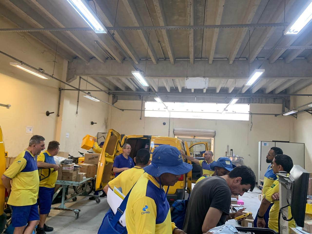 Diretoria do Sindicato reunida com os trabalhadores da unidade do CDD Praia Grande