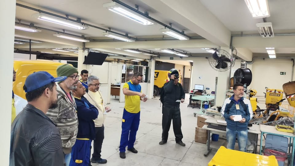 Diretoria do SINTECT-Santos conversando com trabalhadores de unidade do Vale do Ribeira durante a Campanha Salarial 2026