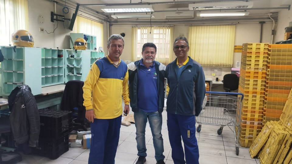 Trabalhadores reunidos durante visita da diretoria em uma unidade do Vale do Ribeira