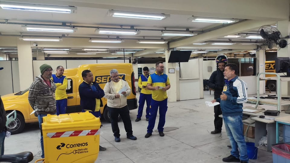 Diretoria ouvindo as demandas dos trabalhadores durante visita a uma unidade