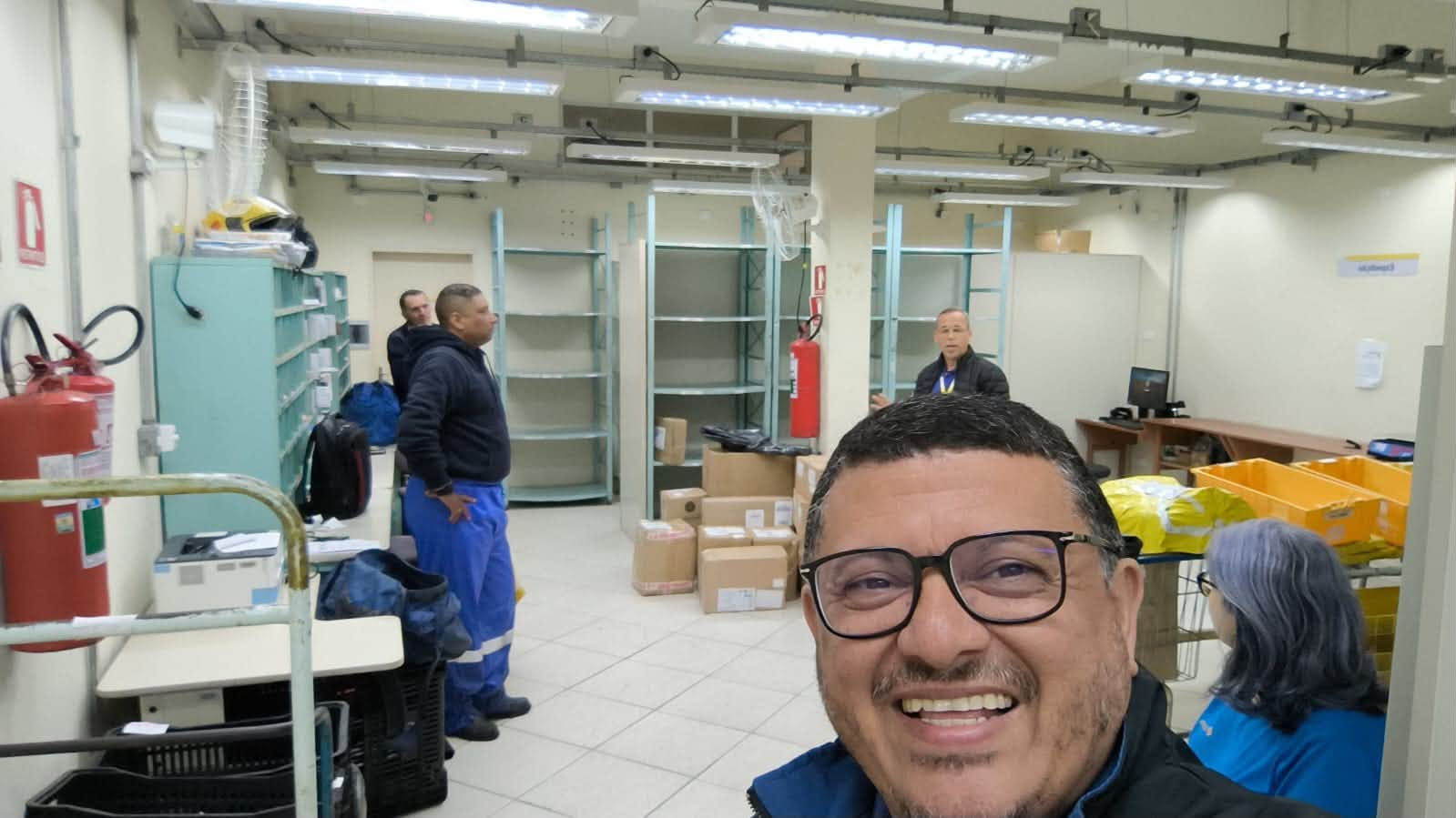 Diretoria do SINTECT-Santos conversando com trabalhadores de unidade do Vale do Ribeira durante a Campanha Salarial 2026