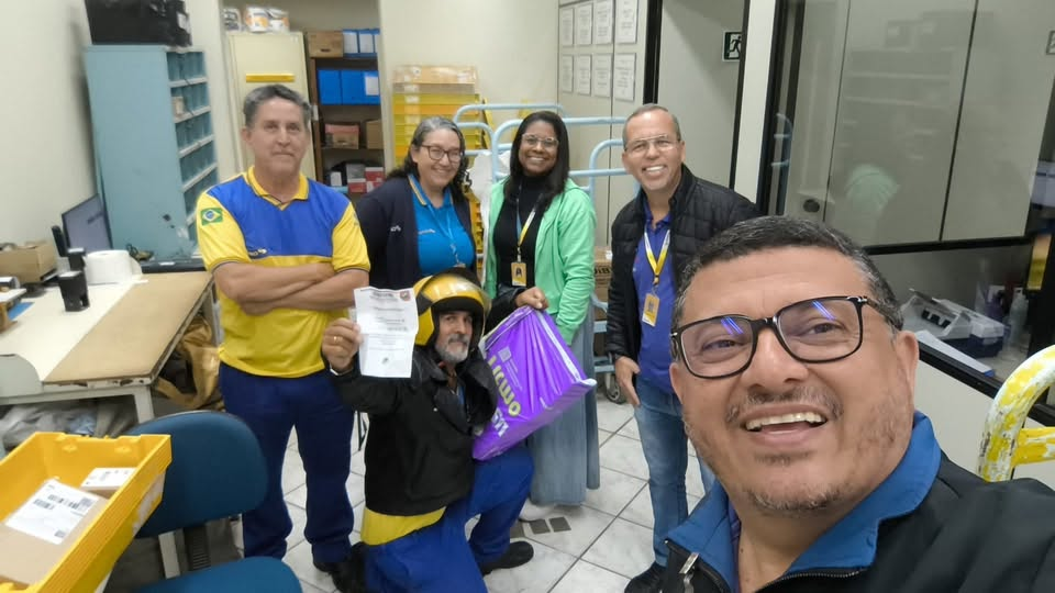 Trabalhadores reunidos durante visita da diretoria em uma unidade do Vale do Ribeira
