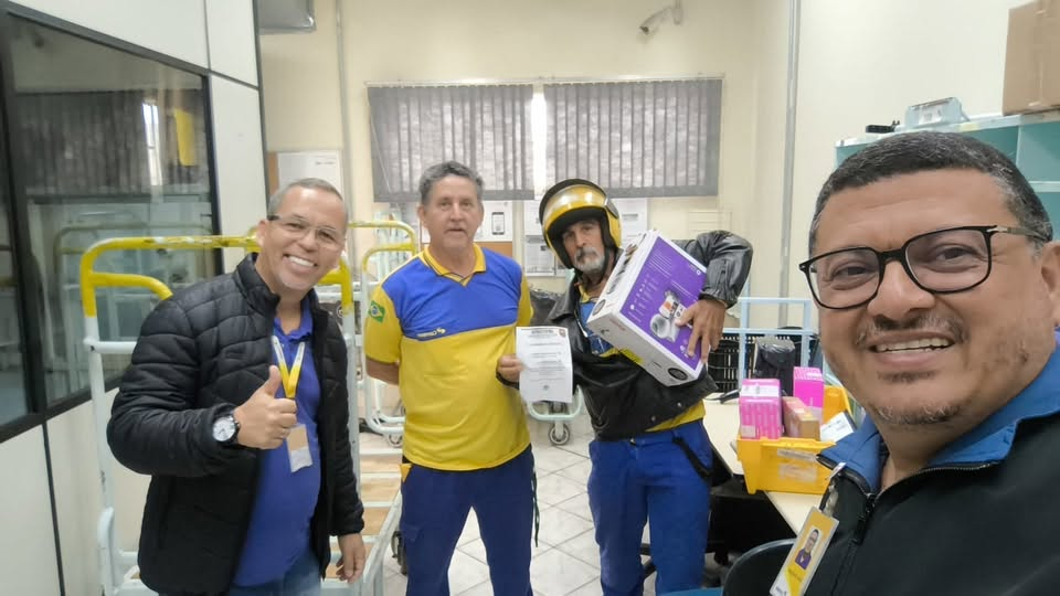 Trabalhadores de agência dos Correios do Vale do Ribeira acompanhando as informações do ACT 2026/2027