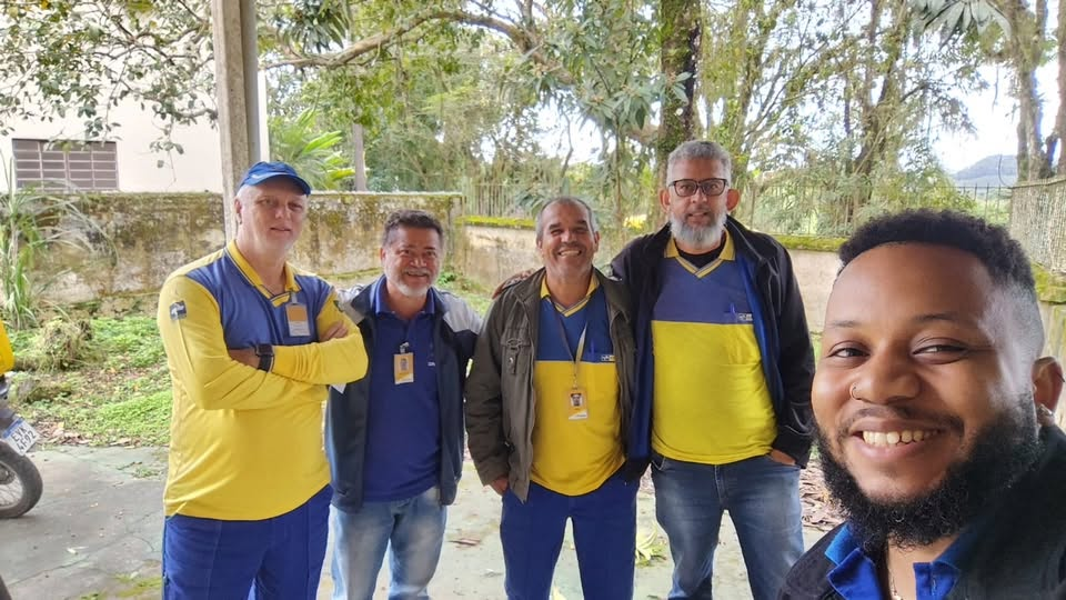 Trabalhadores de uma unidade do Vale do Ribeira durante a visita da diretoria