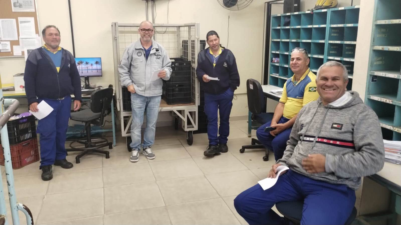 Diretoria do Sindicato falando com os trabalhadores sobre a Campanha Salarial 2026