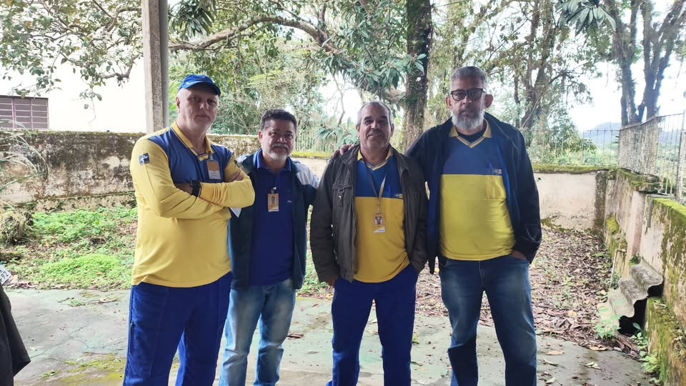 Diretoria e trabalhadores durante a visita da Campanha Salarial 2026 no Vale do Ribeira