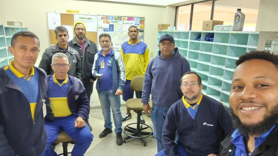 Diretoria do SINTECT-Santos junto aos trabalhadores durante a visita no Vale do Ribeira