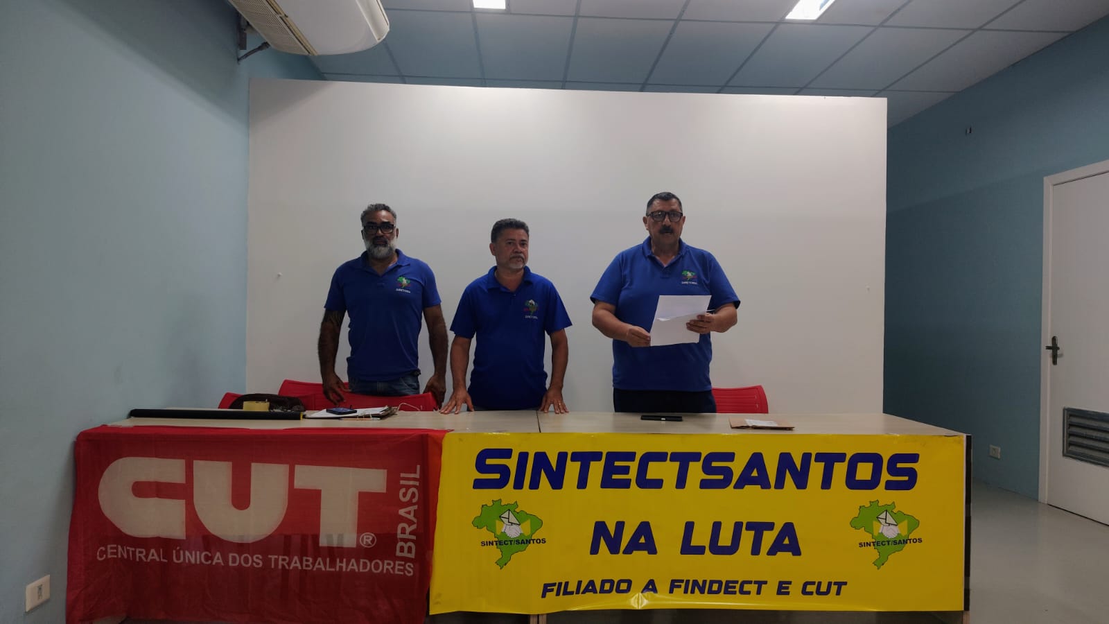 Diretoria do SINTECT-Santos e Bandeira CUT na Mesa