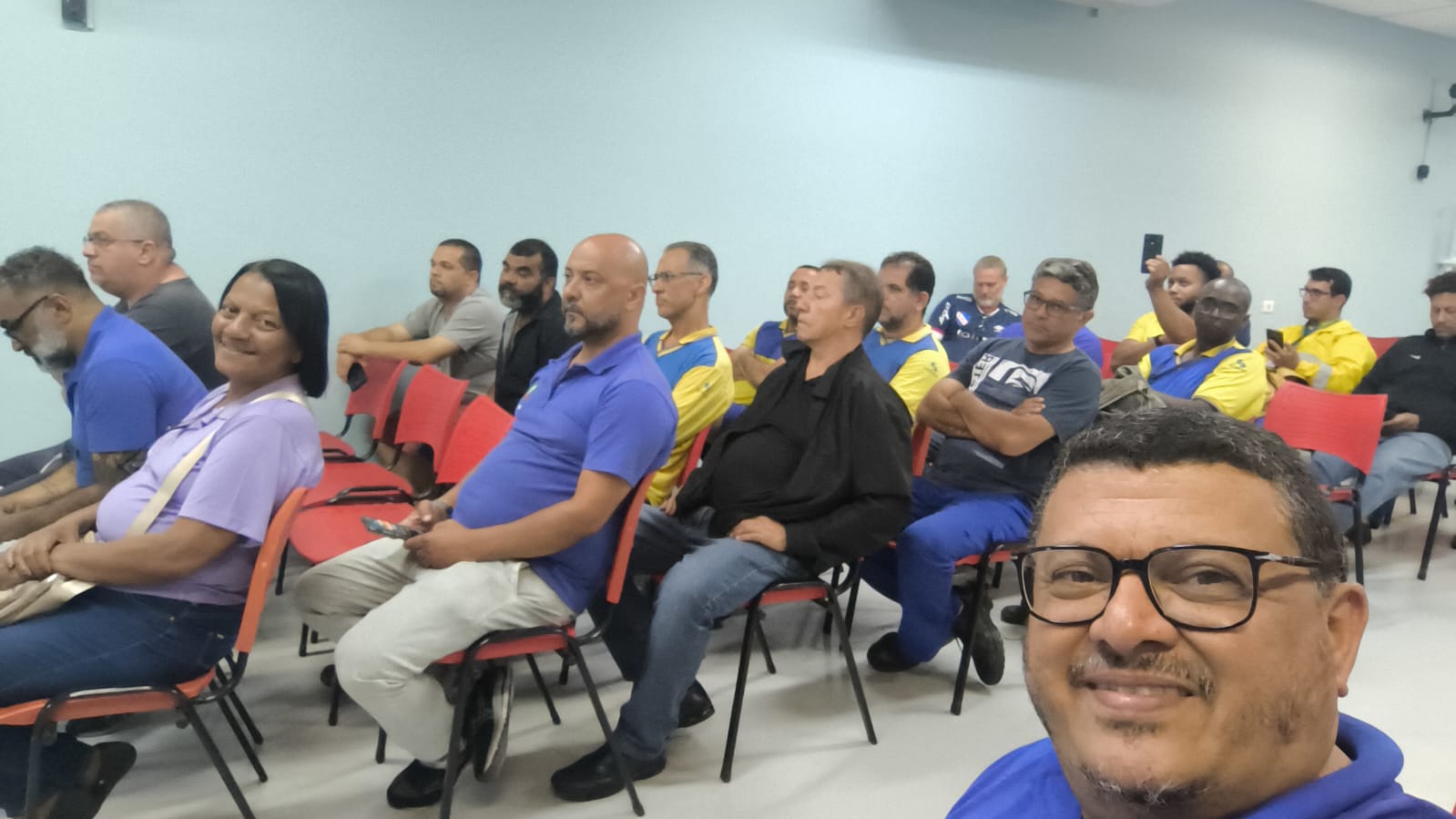 Diretor em discurso na assembleia